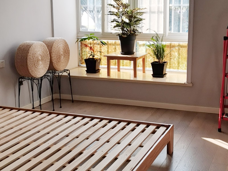 新房裝修設(shè)計：開工前的成品保護(hù)也是檢驗一個施工方或裝修公司質(zhì)量標(biāo)準(zhǔn)的因素之一門窗的成品保護(hù)能有效保護(hù)門窗不被刮花施工損壞并且也能有效隔絕揚塵保護(hù)門窗使用。鏟除原墻面一定要鏟干凈漏出原有墻面水泥層未鏟干凈可能導(dǎo)致后期墻面處理的基層開裂脫落。新建墻體表層或新舊墻體接縫處應(yīng)加掛鐵絲網(wǎng)以增加墻體和外面貼瓷磚的穩(wěn)固性避免新建輕體墻出現(xiàn)開裂、抹灰層出現(xiàn)脫落等現(xiàn)象。施工前應(yīng)根據(jù)設(shè)計出具詳細(xì)的水電定位圖及水電走向圖。應(yīng)嚴(yán)格要求施工方根據(jù)走向設(shè)計進(jìn)行墻面、地面的開槽和布線。水路改造前應(yīng)對室內(nèi)水路進(jìn)行試壓、檢測原有水管是否存在問題。水路設(shè)計應(yīng)根據(jù)廚衛(wèi)設(shè)計規(guī)劃進(jìn)行走向和點位設(shè)計確保所有尺寸和點位能切合和對應(yīng)。