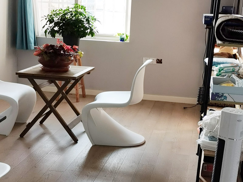 新房裝修設(shè)計：開工前的成品保護(hù)也是檢驗一個施工方或裝修公司質(zhì)量標(biāo)準(zhǔn)的因素之一門窗的成品保護(hù)能有效保護(hù)門窗不被刮花施工損壞并且也能有效隔絕揚塵保護(hù)門窗使用。鏟除原墻面一定要鏟干凈漏出原有墻面水泥層未鏟干凈可能導(dǎo)致后期墻面處理的基層開裂脫落。新建墻體表層或新舊墻體接縫處應(yīng)加掛鐵絲網(wǎng)以增加墻體和外面貼瓷磚的穩(wěn)固性避免新建輕體墻出現(xiàn)開裂、抹灰層出現(xiàn)脫落等現(xiàn)象。施工前應(yīng)根據(jù)設(shè)計出具詳細(xì)的水電定位圖及水電走向圖。應(yīng)嚴(yán)格要求施工方根據(jù)走向設(shè)計進(jìn)行墻面、地面的開槽和布線。水路改造前應(yīng)對室內(nèi)水路進(jìn)行試壓、檢測原有水管是否存在問題。水路設(shè)計應(yīng)根據(jù)廚衛(wèi)設(shè)計規(guī)劃進(jìn)行走向和點位設(shè)計確保所有尺寸和點位能切合和對應(yīng)。