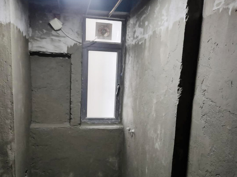 衛(wèi)生間防水找平:在進(jìn)行防水處理之前，一定先找平地面。找平層施工方法：基面有空隙、裂縫、不平等缺陷的，用水泥砂漿修補(bǔ)抹平。使基面必須堅固、平整、干凈、無灰塵、油膩、蠟、脫模劑等以及其他碎屑物質(zhì)。找平層干燥后方可進(jìn)行防水層施工，施工期間應(yīng)防火、防水。防水層完成后，要進(jìn)行成品保護(hù)，不得上人走動。