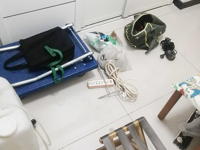 地面漏水維修：判斷地面滲水的方法：只要地面用水，樓下就有滲漏水現(xiàn)象，地面不使用水時(shí)，樓下不再滲漏水?！∫话闼軡B漏水量大，并且有持續(xù)性；往地漏，手盆，坐便倒水即可判斷下水管沒有問題，如果衛(wèi)生間連續(xù)幾天都沒使用水，但是還有滲漏水現(xiàn)象，并且滲漏水沒有減輕，即為上水管問題?！?如果衛(wèi)生間是防水層滲漏水，而不是上下水管漏水的情況。都是不需要刨瓷磚就可以維修好的了?！　?維修方法很簡(jiǎn)單就是使用新型的滲透型防水劑在衛(wèi)生間表面再做遍防水，讓水不進(jìn)入地下，直接從水道流走。