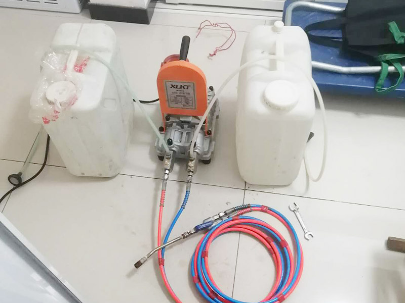 地面漏水維修：判斷地面滲水的方法：只要地面用水，樓下就有滲漏水現(xiàn)象，地面不使用水時(shí)，樓下不再滲漏水?！∫话闼軡B漏水量大，并且有持續(xù)性；往地漏，手盆，坐便倒水即可判斷下水管沒有問題，如果衛(wèi)生間連續(xù)幾天都沒使用水，但是還有滲漏水現(xiàn)象，并且滲漏水沒有減輕，即為上水管問題?！?如果衛(wèi)生間是防水層滲漏水，而不是上下水管漏水的情況。都是不需要刨瓷磚就可以維修好的了?！　?維修方法很簡(jiǎn)單就是使用新型的滲透型防水劑在衛(wèi)生間表面再做遍防水，讓水不進(jìn)入地下，直接從水道流走。