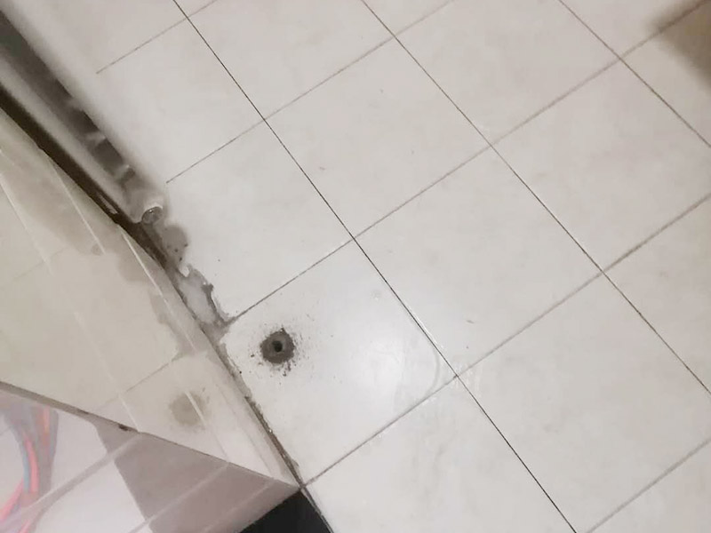 地面漏水維修：判斷地面滲水的方法：只要地面用水，樓下就有滲漏水現(xiàn)象，地面不使用水時(shí)，樓下不再滲漏水?！∫话闼軡B漏水量大，并且有持續(xù)性；往地漏，手盆，坐便倒水即可判斷下水管沒有問題，如果衛(wèi)生間連續(xù)幾天都沒使用水，但是還有滲漏水現(xiàn)象，并且滲漏水沒有減輕，即為上水管問題?！?如果衛(wèi)生間是防水層滲漏水，而不是上下水管漏水的情況。都是不需要刨瓷磚就可以維修好的了?！　?維修方法很簡(jiǎn)單就是使用新型的滲透型防水劑在衛(wèi)生間表面再做遍防水，讓水不進(jìn)入地下，直接從水道流走。