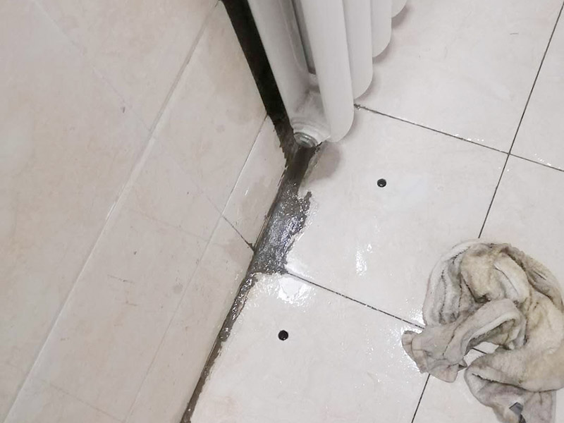 地面漏水維修：判斷地面滲水的方法：只要地面用水，樓下就有滲漏水現(xiàn)象，地面不使用水時(shí)，樓下不再滲漏水?！∫话闼軡B漏水量大，并且有持續(xù)性；往地漏，手盆，坐便倒水即可判斷下水管沒有問題，如果衛(wèi)生間連續(xù)幾天都沒使用水，但是還有滲漏水現(xiàn)象，并且滲漏水沒有減輕，即為上水管問題。　 如果衛(wèi)生間是防水層滲漏水，而不是上下水管漏水的情況。都是不需要刨瓷磚就可以維修好的了。　　 維修方法很簡(jiǎn)單就是使用新型的滲透型防水劑在衛(wèi)生間表面再做遍防水，讓水不進(jìn)入地下，直接從水道流走。