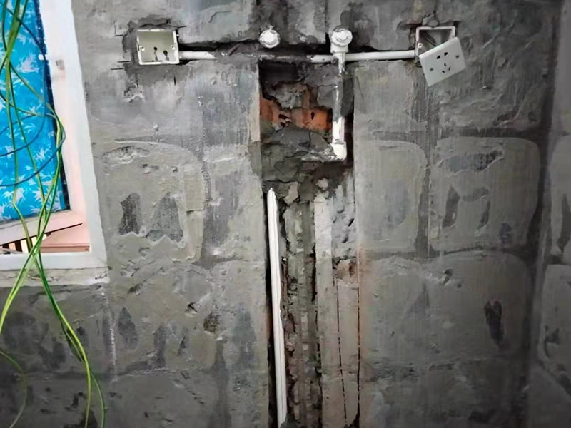 浴室墻內(nèi)水管安裝:水管的鋪設(shè)方式分為明裝和暗裝，明裝是將水管管道沿著天花板下、墻上、柱上、梁下、地板旁外等地方外露敷設(shè)，其優(yōu)點(diǎn)就是造價(jià)會(huì)比較低，施工相對方便，維修更加簡單;缺點(diǎn)就是水管外表容易堆積灰塵、產(chǎn)生凝水等，影響美觀。暗裝就是將水管管道鋪設(shè)在吊頂、地面或管溝中隱蔽敷設(shè)，暗裝的優(yōu)點(diǎn)是鋪設(shè)完看不到水管，比較美觀;缺點(diǎn)就是若后期水管出現(xiàn)漏水等問題不好維修。 當(dāng)水管安裝完就要測試水管有無漏水情況，測試前要將水管總閥關(guān)閉，然后再將所有水龍頭打開，看看水表會(huì)不會(huì)走動(dòng)，若會(huì)走動(dòng)，則說明有漏水情況;若水表沒有走動(dòng)，則說明水管安裝合格。測試水管的時(shí)間應(yīng)為半小時(shí)左右比較好。