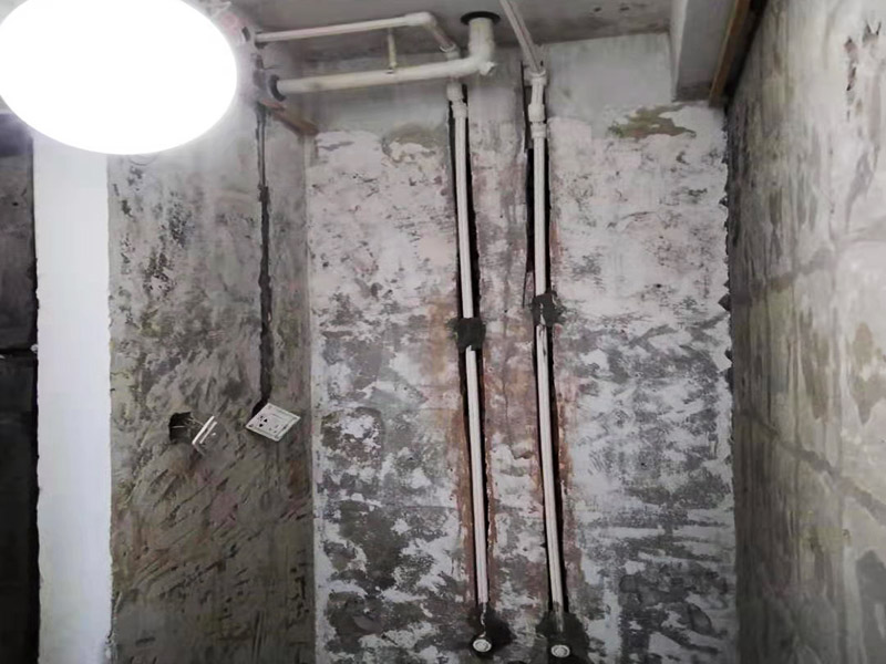 浴室墻內(nèi)水管安裝:水管的鋪設(shè)方式分為明裝和暗裝，明裝是將水管管道沿著天花板下、墻上、柱上、梁下、地板旁外等地方外露敷設(shè)，其優(yōu)點(diǎn)就是造價(jià)會(huì)比較低，施工相對方便，維修更加簡單;缺點(diǎn)就是水管外表容易堆積灰塵、產(chǎn)生凝水等，影響美觀。暗裝就是將水管管道鋪設(shè)在吊頂、地面或管溝中隱蔽敷設(shè)，暗裝的優(yōu)點(diǎn)是鋪設(shè)完看不到水管，比較美觀;缺點(diǎn)就是若后期水管出現(xiàn)漏水等問題不好維修。 當(dāng)水管安裝完就要測試水管有無漏水情況，測試前要將水管總閥關(guān)閉，然后再將所有水龍頭打開，看看水表會(huì)不會(huì)走動(dòng)，若會(huì)走動(dòng)，則說明有漏水情況;若水表沒有走動(dòng)，則說明水管安裝合格。測試水管的時(shí)間應(yīng)為半小時(shí)左右比較好。