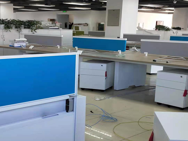 辦公室電路排線：布線的分派一定要周密安排，在小于管容量40%的體積下，同一走向的線可以共用一根管(強弱電除外)，絕緣管道的長度不夠時，關口和接線頭之間必須有東西連接，絕對不能敷衍了事，否則時間久了就會因為線路老化而造成漏電。 封堵線槽的水泥，必須與整個建筑原有水泥配比相同，以保證其水泥的強度和抗震能力，才能夠保證電路的使用期限，增長電路壽命。