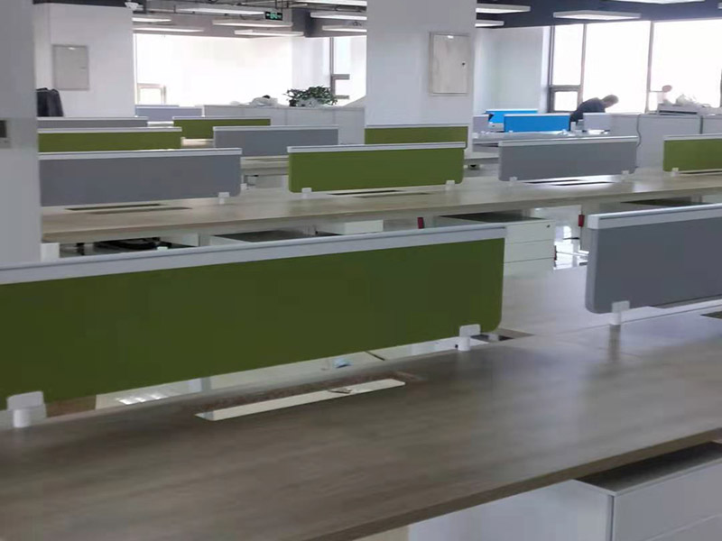 辦公室電路排線：布線的分派一定要周密安排，在小于管容量40%的體積下，同一走向的線可以共用一根管(強弱電除外)，絕緣管道的長度不夠時，關口和接線頭之間必須有東西連接，絕對不能敷衍了事，否則時間久了就會因為線路老化而造成漏電。 封堵線槽的水泥，必須與整個建筑原有水泥配比相同，以保證其水泥的強度和抗震能力，才能夠保證電路的使用期限，增長電路壽命。