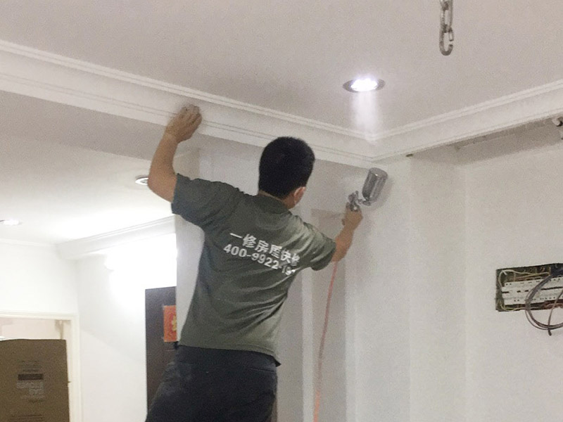 客廳隔斷安裝噴漆：第一步：對(duì)表面進(jìn)行刮膩?zhàn)哟騞u磨處理，要zhi求達(dá)到使表面無坑點(diǎn)和凸起，dao手感平滑；第二步：清潔，將粉塵等徹底清理干凈；第三補(bǔ)：噴漆，要求均勻。最好是橫三豎三，即噴漆時(shí)橫向噴三道豎向噴三道