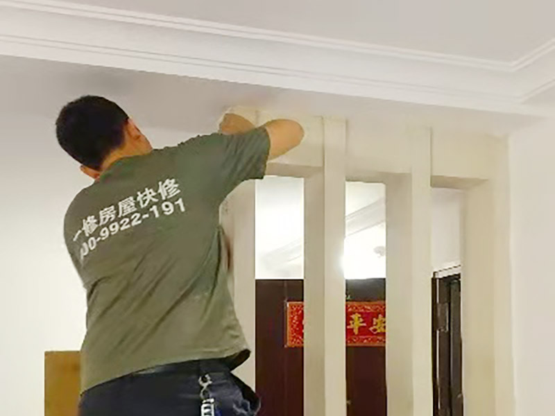 客廳隔斷安裝噴漆：第一步：對(duì)表面進(jìn)行刮膩?zhàn)哟騞u磨處理，要zhi求達(dá)到使表面無坑點(diǎn)和凸起，dao手感平滑；第二步：清潔，將粉塵等徹底清理干凈；第三補(bǔ)：噴漆，要求均勻。最好是橫三豎三，即噴漆時(shí)橫向噴三道豎向噴三道