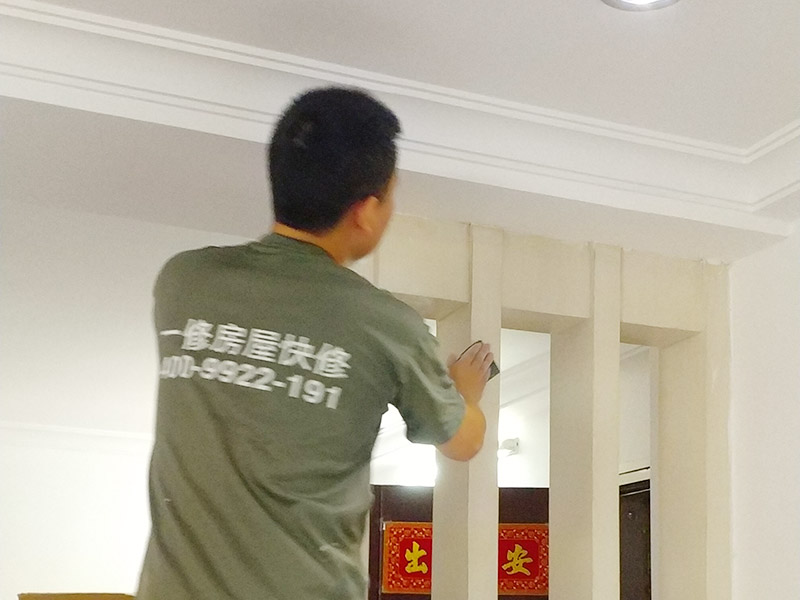 客廳隔斷安裝噴漆：第一步：對(duì)表面進(jìn)行刮膩?zhàn)哟騞u磨處理，要zhi求達(dá)到使表面無坑點(diǎn)和凸起，dao手感平滑；第二步：清潔，將粉塵等徹底清理干凈；第三補(bǔ)：噴漆，要求均勻。最好是橫三豎三，即噴漆時(shí)橫向噴三道豎向噴三道