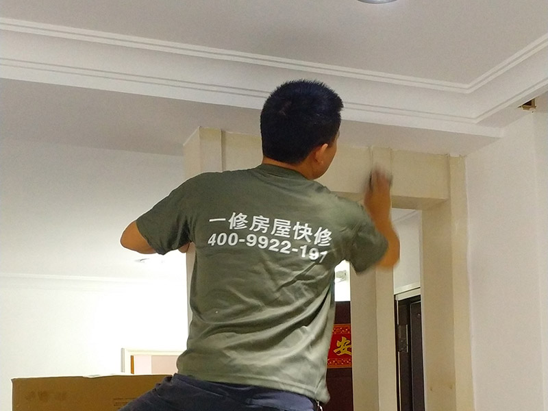 客廳隔斷安裝噴漆：第一步：對(duì)表面進(jìn)行刮膩?zhàn)哟騞u磨處理，要zhi求達(dá)到使表面無坑點(diǎn)和凸起，dao手感平滑；第二步：清潔，將粉塵等徹底清理干凈；第三補(bǔ)：噴漆，要求均勻。最好是橫三豎三，即噴漆時(shí)橫向噴三道豎向噴三道