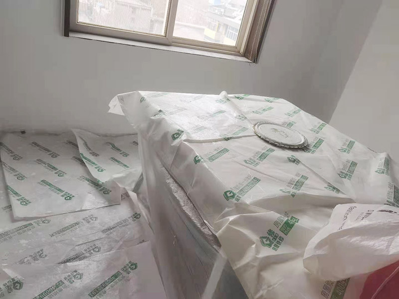 辦公室成品保護：各種裝修物料的進場以及各種建筑裝修垃圾的清理，都會經(jīng)過入戶門，這些物品在搬運的過程中，難免會和入戶門發(fā)生磕碰，造成入戶門的磕碰劃傷，所以，第一個需要做好成品保護的地方就是入戶門。做法：在裝修開工前直到家具進場期間，都需要對入戶門進行保護！可以使用成品保護膜將門包裹。 在進行木門、櫥柜、家具等的相關(guān)的安裝或組裝的過程中，成品保護主要體現(xiàn)在兩個方面：一是原有的墻面、地面裝飾的保護，盡量避免因為這些安裝工程對已裝的部分造成破壞；二是安裝的物品本身的保護，注意不要在安裝過程中造成磕碰、劃傷等損傷。 好處：1.美觀；2.避免后期刮膩子滴到柜子上；3.避免后期安裝碰到，導(dǎo)致油漆脫落和刮痕；4.防塵。