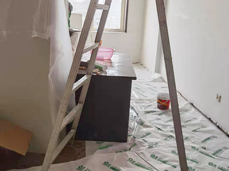 辦公室成品保護：各種裝修物料的進場以及各種建筑裝修垃圾的清理，都會經(jīng)過入戶門，這些物品在搬運的過程中，難免會和入戶門發(fā)生磕碰，造成入戶門的磕碰劃傷，所以，第一個需要做好成品保護的地方就是入戶門。做法：在裝修開工前直到家具進場期間，都需要對入戶門進行保護！可以使用成品保護膜將門包裹。 在進行木門、櫥柜、家具等的相關(guān)的安裝或組裝的過程中，成品保護主要體現(xiàn)在兩個方面：一是原有的墻面、地面裝飾的保護，盡量避免因為這些安裝工程對已裝的部分造成破壞；二是安裝的物品本身的保護，注意不要在安裝過程中造成磕碰、劃傷等損傷。 好處：1.美觀；2.避免后期刮膩子滴到柜子上；3.避免后期安裝碰到，導(dǎo)致油漆脫落和刮痕；4.防塵。