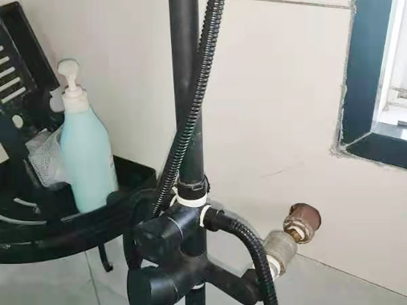 花灑角閥維修：首先關(guān)水管總閘，讓斷掉處的水管內(nèi)的水流干?？梢钥吹綌嘣诶锩娴?ldquo;外絲斷頭管”，在斷頭管的一處固定好鋸條在斷頭管內(nèi)壁的位置，用手來回鋸，根據(jù)斷頭管的壁厚，為了防止鋸壞外層的內(nèi)絲直接，在快要鋸到外層的“內(nèi)絲直接”時(shí)，拿出鋸條，大概鋸10分鐘左右就差不多了。 查看內(nèi)絲接頭是否完好無開裂,如果有開裂先更換內(nèi)絲接頭,也可加膠墊解決漏水問題;接頭沒問題,直接更換一個(gè)新角閥即可,角閥并不貴,建議要購買銅質(zhì)角閥。