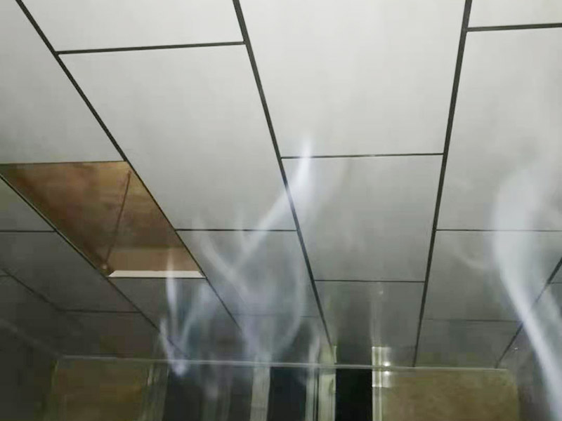 集成吊頂安裝：在鉆孔內(nèi)旋入膨脹管螺桿，保證吊頂與屋頂之間的夾層高度大于25厘米，螺桿與天花板的連接是整個(gè)吊頂?shù)陌惭b基礎(chǔ)，螺桿必須與天花板保持垂直并固定住，各個(gè)螺桿務(wù)必保持平行，通常使用六根螺桿便可承擔(dān)起整個(gè)集成吊頂?shù)闹亓俊?龍骨搭建完成、油煙機(jī)口預(yù)留好就可以安裝扣板了，要先將扣板四邊的膜掀起，不用完全撕掉可以按照膜上的箭頭進(jìn)行同方向安裝。