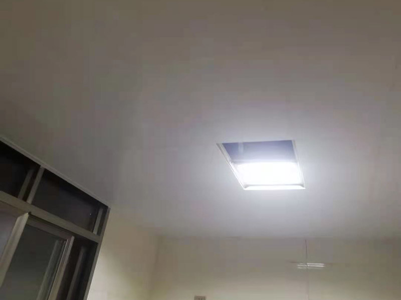 集成吊頂安裝：在鉆孔內(nèi)旋入膨脹管螺桿，保證吊頂與屋頂之間的夾層高度大于25厘米，螺桿與天花板的連接是整個(gè)吊頂?shù)陌惭b基礎(chǔ)，螺桿必須與天花板保持垂直并固定住，各個(gè)螺桿務(wù)必保持平行，通常使用六根螺桿便可承擔(dān)起整個(gè)集成吊頂?shù)闹亓俊?龍骨搭建完成、油煙機(jī)口預(yù)留好就可以安裝扣板了，要先將扣板四邊的膜掀起，不用完全撕掉可以按照膜上的箭頭進(jìn)行同方向安裝。