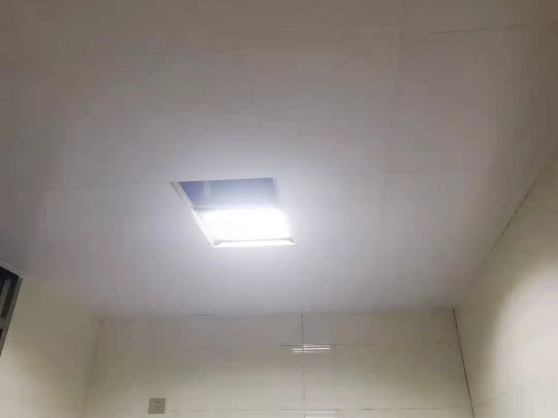 集成吊頂安裝：在鉆孔內(nèi)旋入膨脹管螺桿，保證吊頂與屋頂之間的夾層高度大于25厘米，螺桿與天花板的連接是整個(gè)吊頂?shù)陌惭b基礎(chǔ)，螺桿必須與天花板保持垂直并固定住，各個(gè)螺桿務(wù)必保持平行，通常使用六根螺桿便可承擔(dān)起整個(gè)集成吊頂?shù)闹亓俊?龍骨搭建完成、油煙機(jī)口預(yù)留好就可以安裝扣板了，要先將扣板四邊的膜掀起，不用完全撕掉可以按照膜上的箭頭進(jìn)行同方向安裝。