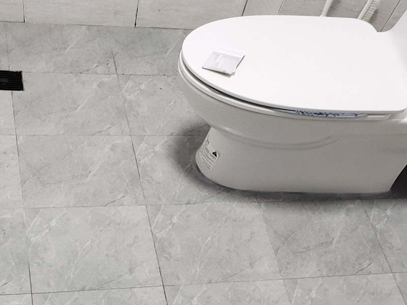 衛(wèi)生間防水貼磚裝修:首先就要搞清楚，防水不是只做一遍就可以的。一般的防水施工要做2到3遍，而且防水的順序也是有講究的，比如，要先做完墻面防水再貼墻磚，其次才可以做地面防水，再貼地磚。因?yàn)榈孛娼?jīng)常會(huì)踩來(lái)踩去，地面防水如果先做了會(huì)很容易踩壞。