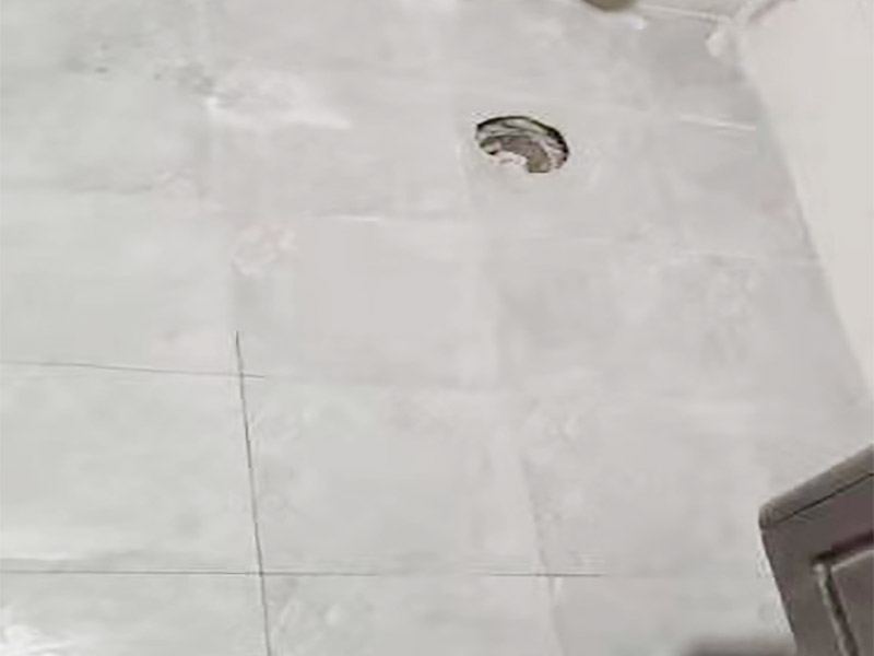 衛(wèi)生間防水貼磚裝修:首先就要搞清楚，防水不是只做一遍就可以的。一般的防水施工要做2到3遍，而且防水的順序也是有講究的，比如，要先做完墻面防水再貼墻磚，其次才可以做地面防水，再貼地磚。因?yàn)榈孛娼?jīng)常會(huì)踩來(lái)踩去，地面防水如果先做了會(huì)很容易踩壞。