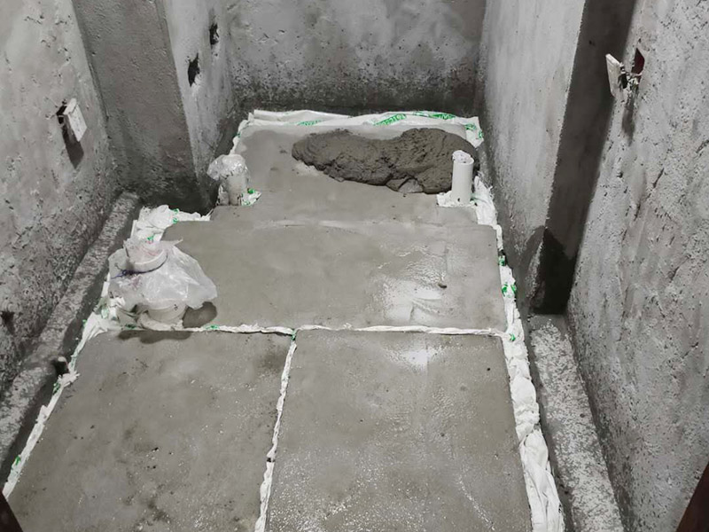 衛(wèi)生間防水找平:在進(jìn)行防水處理之前，一定先找平地面。找平層施工方法：基面有空隙、裂縫、不平等缺陷的，用水泥砂漿修補(bǔ)抹平。使基面必須堅固、平整、干凈、無灰塵、油膩、蠟、脫模劑等以及其他碎屑物質(zhì)。找平層干燥后方可進(jìn)行防水層施工，施工期間應(yīng)防火、防水。防水層完成后，要進(jìn)行成品保護(hù)，不得上人走動。
