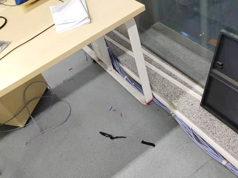 辦公室電路排線改造:首先，要想實(shí)現(xiàn)辦公室電腦和相關(guān)辦公設(shè)備信息接口的連網(wǎng)，并保證其可靈活使用性，使用穩(wěn)定性，臨時(shí)使用性，外觀美觀性。信息點(diǎn)的多少以及以后出現(xiàn)問題能否便于維護(hù)是進(jìn)行辦公室網(wǎng)絡(luò)布線必需要考慮的因此，而辦公室布線作為用戶的最終使用的信息點(diǎn)(信息插座)墻上安放的位置、使用是否方便。 然后是辦公室強(qiáng)弱電線的布置，辦公室里強(qiáng)弱電(電力電源和圖象、數(shù)據(jù)、語音)線路的走向等因素都是規(guī)劃與設(shè)計(jì)的范圍之中，因此辦公室布線網(wǎng)絡(luò)，細(xì)節(jié)決定成敗。 最后是辦公室裝修布線需要滿足各種不同模擬或數(shù)字信號的傳輸需求。