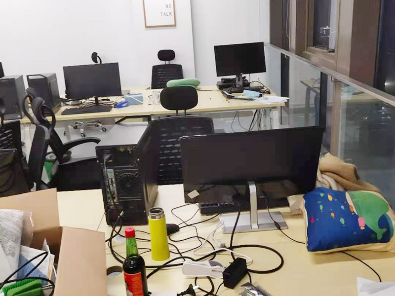 辦公室電路排線改造:首先，要想實(shí)現(xiàn)辦公室電腦和相關(guān)辦公設(shè)備信息接口的連網(wǎng)，并保證其可靈活使用性，使用穩(wěn)定性，臨時(shí)使用性，外觀美觀性。信息點(diǎn)的多少以及以后出現(xiàn)問題能否便于維護(hù)是進(jìn)行辦公室網(wǎng)絡(luò)布線必需要考慮的因此，而辦公室布線作為用戶的最終使用的信息點(diǎn)(信息插座)墻上安放的位置、使用是否方便。 然后是辦公室強(qiáng)弱電線的布置，辦公室里強(qiáng)弱電(電力電源和圖象、數(shù)據(jù)、語音)線路的走向等因素都是規(guī)劃與設(shè)計(jì)的范圍之中，因此辦公室布線網(wǎng)絡(luò)，細(xì)節(jié)決定成敗。 最后是辦公室裝修布線需要滿足各種不同模擬或數(shù)字信號的傳輸需求。