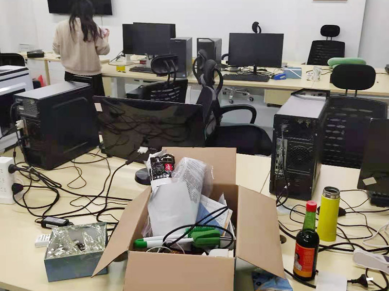 辦公室電路排線改造:首先，要想實(shí)現(xiàn)辦公室電腦和相關(guān)辦公設(shè)備信息接口的連網(wǎng)，并保證其可靈活使用性，使用穩(wěn)定性，臨時(shí)使用性，外觀美觀性。信息點(diǎn)的多少以及以后出現(xiàn)問題能否便于維護(hù)是進(jìn)行辦公室網(wǎng)絡(luò)布線必需要考慮的因此，而辦公室布線作為用戶的最終使用的信息點(diǎn)(信息插座)墻上安放的位置、使用是否方便。 然后是辦公室強(qiáng)弱電線的布置，辦公室里強(qiáng)弱電(電力電源和圖象、數(shù)據(jù)、語音)線路的走向等因素都是規(guī)劃與設(shè)計(jì)的范圍之中，因此辦公室布線網(wǎng)絡(luò)，細(xì)節(jié)決定成敗。 最后是辦公室裝修布線需要滿足各種不同模擬或數(shù)字信號的傳輸需求。