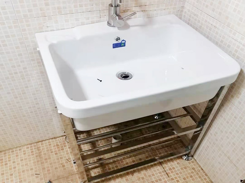 浴室柜更換安裝：掛墻式浴室柜主柜安裝方法，但是按柜子掛鐵片的孔位、孔距，量出孔在墻面上的位置。用沖擊鉆在墻面上打孔，再用已有的爆炸螺絲把柜子安裝在墻上。還有用水平尺測(cè)量柜子是否安裝水平，再把臺(tái)面盆放在柜子上面。浴室柜一般距離地面的高度是80cm-85cm，根據(jù)使用人的身高和習(xí)慣可以略做調(diào)節(jié)。 落地式浴室柜安裝方法，還有把金屬腳裝在柜體上，然后把柜子放在預(yù)設(shè)位置，調(diào)整金屬腳使柜子平穩(wěn)，再把臺(tái)面盆放上柜子上面。