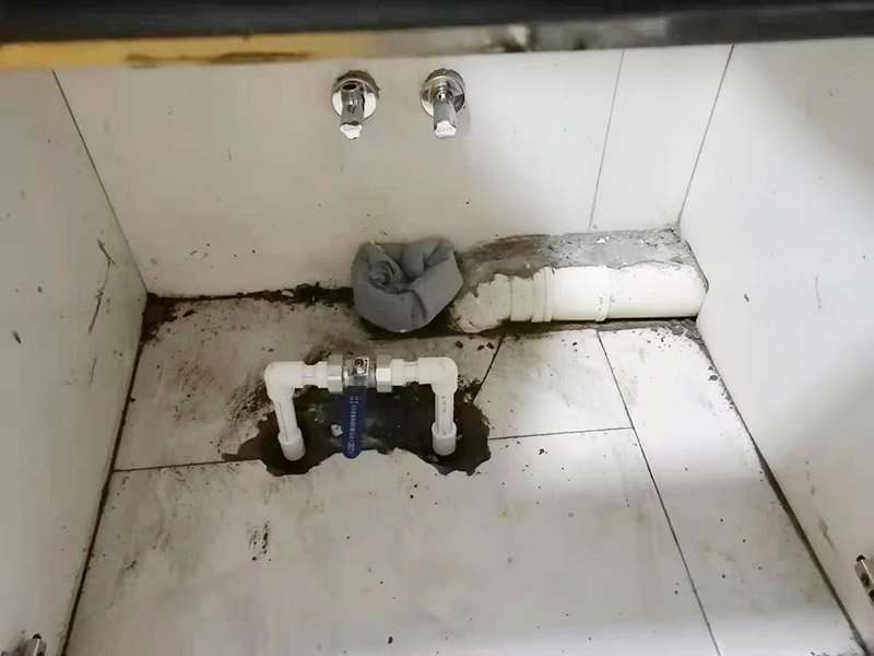 水槽下水管維修更換：首先，要檢查地板和屋頂是否有漏水的縫隙，廚衛(wèi)地面也要做蓄水相關(guān)的實(shí)驗(yàn)，確定不漏水之后，再檢查水管及配件是否有破損、是否牢固。安裝溢水孔的下水管。溢水孔是避免水槽向外溢水的保護(hù)孔，所以要注意其與槽體銜接處的密封性，確保溢水孔的下水管自身不漏水。安裝整體的排水管。當(dāng)遇到兩個(gè)過濾籃的水槽，且兩個(gè)下水管之間的距離有近遠(yuǎn)，就需要對(duì)水管進(jìn)行切割作業(yè)，要十分留意的是每個(gè)接口的密封性。