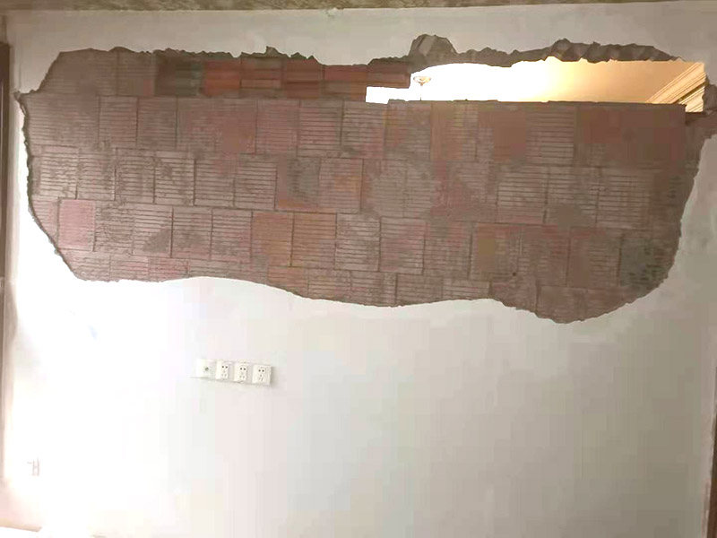 頂、墻、地拆除時(shí)石膏板、鋁扣板吊頂拆除要安順序一塊一塊拆掉;隔墻拆除時(shí)嚴(yán)禁采用掏掘或推倒的方法，我們應(yīng)該要用手錘一塊一塊拆。燈具拆除前首先由水電專業(yè)工人斷掉水電總閘，將潔具、燈具、散熱器拆除，在拆除燈具前將線頭用絕緣膠布包好以防漏電。拆除門、門套時(shí)由木工將木門及窗簾桿用螺絲刀然后用撬桿將門套等拆除。