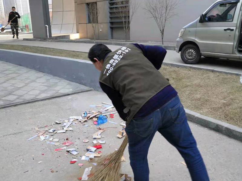室外裝飾拆除維修：如果是有電梯的房子裝修拆除的話，要做好電梯間的保護(hù)工作，避免影響一整棟樓的環(huán)境。弄一些夾板或者真珠板材來保護(hù)電梯間，從電梯間到房門的走廊倪也鋪設(shè)一些瓦楞紙或者真珠板，避免使用推車的時(shí)候損壞地面。 如果對(duì)于屋子里的地板不需要進(jìn)行裝修拆除的話，就需要考慮到保護(hù)的問題了。要在地板上鋪一層夾板加上一層真珠板，以免重物敲擊或者是顏色滲透。如果原本房?jī)?nèi)的家具不好搬出去則需要考慮用一層氣泡紙包裹起來，然后加一層棉被才能比較穩(wěn)妥的保護(hù)好，倪是都不好要留在現(xiàn)場(chǎng)，至于燈具、空調(diào)和熱水器等倪還是拆掉，完工之后再裝回來。