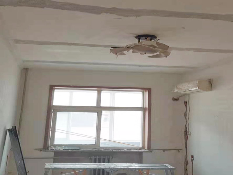 吊頂墻面翻新:在墻面翻新前，需要先將舊漆面鏟除干凈，之后在進(jìn)行打磨，將墻面的浮沉雜物都清理干凈。如果墻面有凹凸不平的情況，要先用膩?zhàn)有扪a(bǔ)，如果墻面出現(xiàn)空鼓的現(xiàn)象，也要將整面的墻皮進(jìn)行鏟除，在做后續(xù)的處理?；鶎幼鐾旰螅枰獙⑹┕^(qū)域的家具物件移除，避免在翻新過(guò)程中，使家具受到損傷。 在刮膩?zhàn)又?，先用尺子檢測(cè)一下墻面的平整度，在施工時(shí)，對(duì)不平整的地方進(jìn)行多次涂刮，修補(bǔ)好不平整的區(qū)域。一般膩?zhàn)庸蝺杀榧纯?，每次膩?zhàn)庸瓮旰笠M(jìn)行打磨，可以讓墻面更加光滑。膩?zhàn)痈赏负螅賹?duì)墻面進(jìn)行油漆涂刷，底漆要先刷，施工力度要均勻，這樣漆膜厚度也相對(duì)一致，然后開(kāi)始面漆施工，一定要讓漆面自然干透。