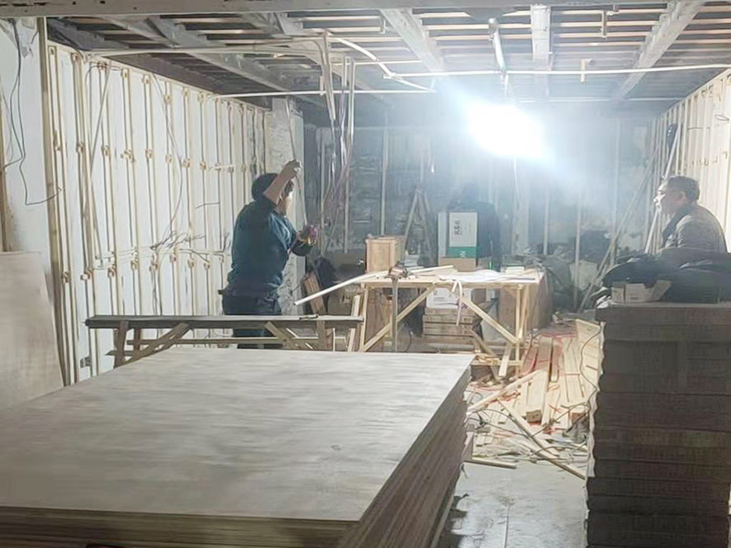 門店裝修翻新：店鋪裝修步驟首先要做的就是設(shè)計(jì)，要保證可以設(shè)計(jì)得合理規(guī)范，要讓設(shè)計(jì)有很好的感覺，必須要積極努力的達(dá)到目標(biāo)，可行性與功能性，都是重要的基礎(chǔ)。做好店鋪裝修的目標(biāo)非常的明確，重點(diǎn)就在于可以追求細(xì)節(jié)盡求完美，實(shí)現(xiàn)裝修的目的。店鋪裝修步驟掌握到流程，先設(shè)計(jì)，再注重基礎(chǔ)施工，最后在細(xì)節(jié)的裝修過程中，表現(xiàn)得很有目的性，這樣的裝修目標(biāo)實(shí)現(xiàn)，最后一步很重要的，也是實(shí)現(xiàn)裝修服務(wù)的關(guān)鍵與重點(diǎn)