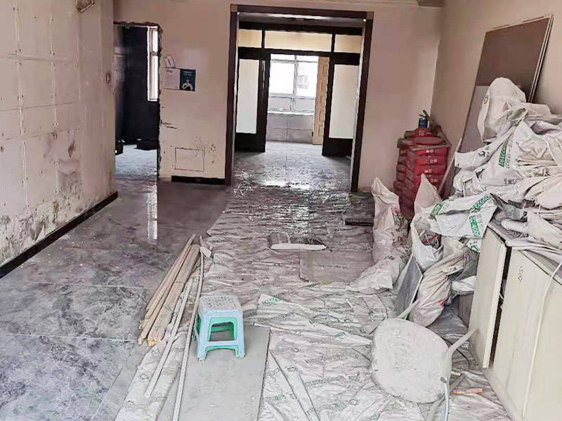 全屋瓷磚鋪貼：首先應(yīng)除去基層表面的污垢，油漬，浮灰;除去基層上所有涂料層，膩?zhàn)訉?如果基層未能達(dá)到平整度要求，需對基層進(jìn)行預(yù)先的找平處理。鋪貼瓷磚前需事先找好垂直線，以此為基準(zhǔn)鋪貼的瓷磚高低均勻、垂直美觀;此外，施工前在墻體四周需彈出標(biāo)高控制線，在地面彈出十字線，以控制地磚分隔尺寸。加水后將粘結(jié)劑漿料攪拌至潤滑均勻，無明顯塊狀或糊狀結(jié)塊，攪拌后的漿料靜置5-10分鐘后再稍加攪拌1-2分鐘即可使用。將瓷磚平整地鋪貼在基層上，使用橡膠錘將瓷磚拍實(shí)鋪平。施工過程中，可小幅度轉(zhuǎn)動瓷磚，使?jié){料與瓷磚背面充分接觸。