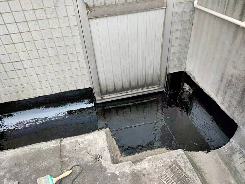 屋頂墻角刷防水：首先將屋頂?shù)睦媲宄ふ伊芽p，在屋里觀察墻角、墻面起皮的、發(fā)霉的部位相對(duì)應(yīng)的屋頂基本上就是漏雨的地方，將防水膠灌入裂縫、在其上面覆蓋一層油氈布用刷子刷勻盡量別起鼓。然后將液體瀝青均勻刷在屋頂平面上面覆蓋一層油氈布，用火槍烤油氈布，使其緊緊粘在一起。在刷液體瀝青在覆蓋油氈布用火槍使其緊粘在一起。技術(shù)好的話可以做個(gè)排水坡，讓雨水順著排水坡或滴水檐迅速排出減少雨水對(duì)屋面的沖擊浸泡。