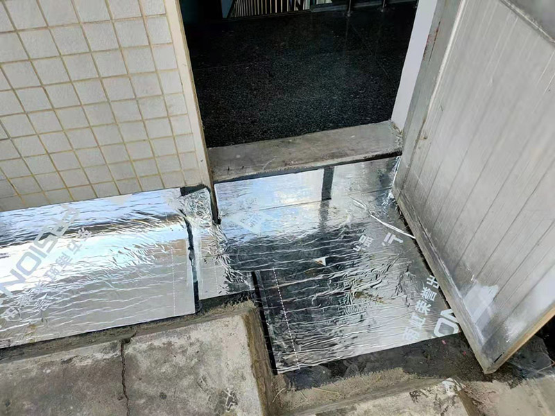 屋頂墻角刷防水：首先將屋頂?shù)睦媲宄?、尋找裂縫，在屋里觀察墻角、墻面起皮的、發(fā)霉的部位相對(duì)應(yīng)的屋頂基本上就是漏雨的地方，將防水膠灌入裂縫、在其上面覆蓋一層油氈布用刷子刷勻盡量別起鼓。然后將液體瀝青均勻刷在屋頂平面上面覆蓋一層油氈布，用火槍烤油氈布，使其緊緊粘在一起。在刷液體瀝青在覆蓋油氈布用火槍使其緊粘在一起。技術(shù)好的話可以做個(gè)排水坡，讓雨水順著排水坡或滴水檐迅速排出減少雨水對(duì)屋面的沖擊浸泡。