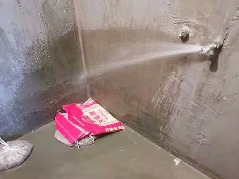 浴室防水閉水試驗(yàn)：閉水試驗(yàn)也叫蓄水試驗(yàn)，要放滿水，水要有足夠容積。 蓄水試驗(yàn)的蓄水深度應(yīng)不小于20毫米，蓄水高度一般為30～40毫米，蓄水時(shí)間不得低于24小時(shí)，移步樓下，觀察樓下樓頂有無漏水現(xiàn)象，無漏水現(xiàn)象視為合格。 一般在屋面、衛(wèi)生間或有防水要求的房間做此試驗(yàn)。蓄水試驗(yàn)的前期每1小時(shí)應(yīng)到樓下檢查一次，后期每2～3小時(shí)到樓下檢查一次。若發(fā)現(xiàn)漏水情況，則應(yīng)立即停止蓄水試驗(yàn)，重新進(jìn)行防水層完善處理，處理合格后再進(jìn)行蓄水試驗(yàn)。
