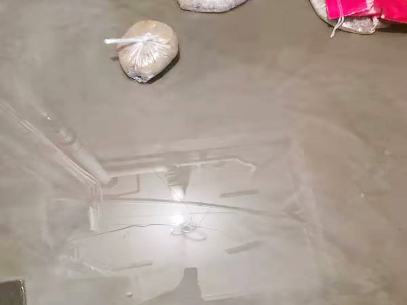 浴室防水閉水試驗(yàn)：閉水試驗(yàn)也叫蓄水試驗(yàn)，要放滿水，水要有足夠容積。 蓄水試驗(yàn)的蓄水深度應(yīng)不小于20毫米，蓄水高度一般為30～40毫米，蓄水時(shí)間不得低于24小時(shí)，移步樓下，觀察樓下樓頂有無漏水現(xiàn)象，無漏水現(xiàn)象視為合格。 一般在屋面、衛(wèi)生間或有防水要求的房間做此試驗(yàn)。蓄水試驗(yàn)的前期每1小時(shí)應(yīng)到樓下檢查一次，后期每2～3小時(shí)到樓下檢查一次。若發(fā)現(xiàn)漏水情況，則應(yīng)立即停止蓄水試驗(yàn)，重新進(jìn)行防水層完善處理，處理合格后再進(jìn)行蓄水試驗(yàn)。