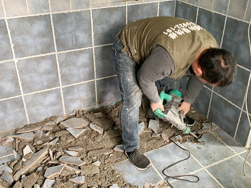 地磚拆除維修:先把墻上的物體小心翼翼全部拆除搬出屋外,敲擊鏟除到有插座和水龍頭附近瓷磚時(shí)，慢慢敲擊并仔細(xì)觀察電線和水管的方向，以防止損壞電線和水管。用小型的電鎬或瓷磚鏟除機(jī)就能輕輕松松完成任務(wù)。瓷磚鏟除一部分時(shí)要用斗車把地面上的瓷磚清理干凈，然后繼續(xù)鏟除，直到整面墻的瓷磚全部鏟除干凈為止。