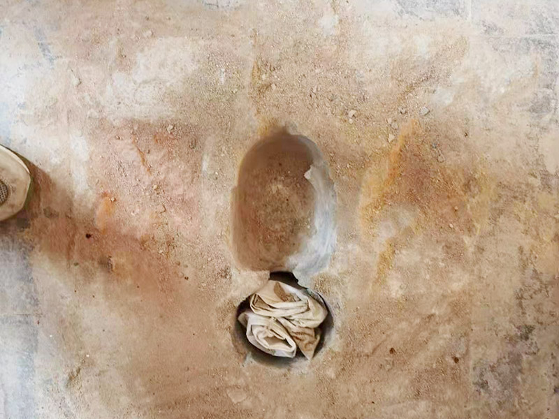 地面蹲便器改馬桶：首先關(guān)閉原先連通蹲便器的水閥，準(zhǔn)備匹配的馬桶和相關(guān)的操作工具。將原本的蹲便器拆卸下來后，注意檢查下水管排水是否通暢，可以簡易的檢驗(yàn)一下，裝滿一桶水倒入下水道觀察水流是否順暢，有無堵塞現(xiàn)象，如果存在堵塞，就必須先進(jìn)行疏通。等到確認(rèn)通暢時把下水管接長，直到地面足以安裝馬桶。蹲坑改馬桶，先測量下水口圓心至墻的距離。根據(jù)這個距離買馬桶。