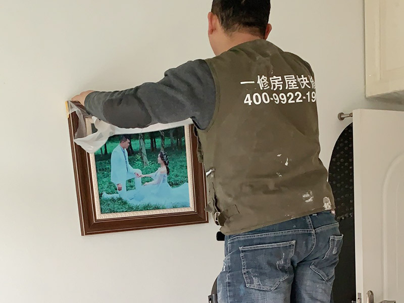 家具裝飾品成品保護：1、做好入戶門保護 　　各類裝修物料的進場、建筑裝修垃圾的清理都必須經(jīng)過入戶門。在對物品進行搬運時，難免會與入戶門發(fā)生磕碰及摩擦。因此，在進行成品保護時，我們首先要做好入戶門的保護。 　　建議，在裝修開工前知道家具家電進場，都應當使用成品保護膜將入戶門進行包裹。 　　2、做好水電改造期間的成品保護 　　水電改造是基礎(chǔ)裝修，水電裝修的質(zhì)量好壞，直接決定著后期的施工和使用。因此，在進行水電改造時，同樣需要做好成品保護工作。水電改造完成后，應當對各種管線進行規(guī)范的固定，以防脫落;對裸露的線頭要進行包裹，以防發(fā)生觸電的危險;做好地面裸線管的固定和保護，防止被踩壞。同時，在搬運物料時，也不要破壞地面鋪設(shè)的管線。 　　3、做好瓷磚、地板的鋪貼保護 　　進行裝修施工時，磁環(huán)邊鋪邊勾縫，在崗鋪設(shè)的瓷磚、地板上堆放雜物、走動踩踏，地板沒有使用成品保護膜覆蓋等都會影響瓷磚及地板的鋪貼效果，使瓷磚出現(xiàn)施工質(zhì)量問題。