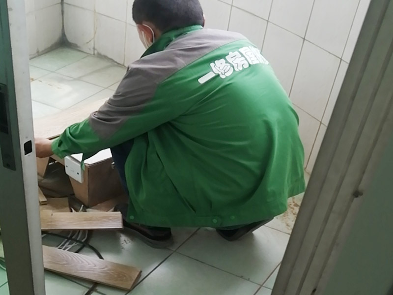 舊廁所拆除裝修：首先，拆除瓷磚時(shí)要用電，而電是從客廳臨時(shí)拉的，為了避免在施工過程中發(fā)生觸電的現(xiàn)象，將電拉進(jìn)衛(wèi)生間內(nèi)。其次，舊房改造拆除瓷磚時(shí)可以用沖擊電鉆，這種工具方便快捷，可自由更換。但在使用前應(yīng)檢查其是否靈活，可以通過空轉(zhuǎn)一分鐘的方法進(jìn)行檢驗(yàn)。用完之后及時(shí)進(jìn)行清理。 磚應(yīng)從下至上進(jìn)行，在施工過程中對地面及時(shí)進(jìn)行處理，以免因垃圾過多從而影響后面的工作。同時(shí)要處理好房內(nèi)的防水層。拆除插座與水龍頭附近的瓷磚時(shí)應(yīng)小心，以免損壞水電設(shè)備。為了加快房屋翻新的進(jìn)度，在拆完衛(wèi)生間瓷磚后應(yīng)立即將現(xiàn)場的雜物處理干凈。