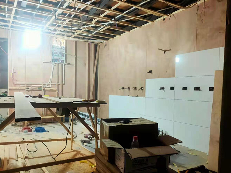 門店木工施工現(xiàn)場:首先應(yīng)該搭建木作施工臺。木作施工臺用于板材的切割板，板材的造型，板材的平整度處理等等。門窗的制作包括門窗套制作、門窗制作。要特別注意門窗扇與框之間的縫隙不能太大，以及門窗套與門窗的色差等。木作表層封裝木制品制作完成后，對其表面進(jìn)行細(xì)節(jié)封裝。木作表層封裝通常就要用到各種各樣的家裝板材，特別注意板材的選購。