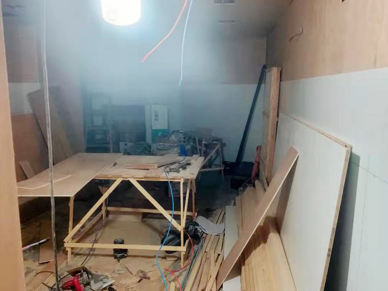 門店木工施工現(xiàn)場:首先應(yīng)該搭建木作施工臺。木作施工臺用于板材的切割板，板材的造型，板材的平整度處理等等。門窗的制作包括門窗套制作、門窗制作。要特別注意門窗扇與框之間的縫隙不能太大，以及門窗套與門窗的色差等。木作表層封裝木制品制作完成后，對其表面進(jìn)行細(xì)節(jié)封裝。木作表層封裝通常就要用到各種各樣的家裝板材，特別注意板材的選購。