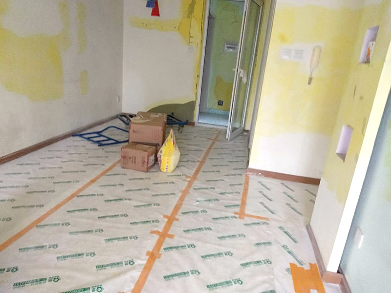 全屋墻面翻新裝修：在墻面翻新前，需要先將舊漆面鏟除干凈，之后在進(jìn)行打磨，將墻面的浮沉雜物都清理干凈。如果墻面有凹凸不平的情況，要先用膩?zhàn)有扪a(bǔ)，如果墻面出現(xiàn)空鼓的現(xiàn)象，也要將整面的墻皮進(jìn)行鏟除，在做后續(xù)的處理?；鶎幼鐾旰?，需要將施工區(qū)域的家具物件移除，避免在翻新過程中，使家具受到損傷。 刮膩?zhàn)又?，先用尺子檢測(cè)一下墻面的平整度，在施工時(shí)，對(duì)不平整的地方進(jìn)行多次涂刮，修補(bǔ)好不平整的區(qū)域。一般膩?zhàn)庸蝺杀榧纯桑看文佔(zhàn)庸瓮旰笠M(jìn)行打磨，可以讓墻面更加光滑。 膩?zhàn)痈赏负?，再?duì)墻面進(jìn)行油漆涂刷，底漆要先刷，施工力度要均勻，這樣漆膜厚度也相對(duì)一致，然后開始面漆施工，一定要讓漆面自然干透。