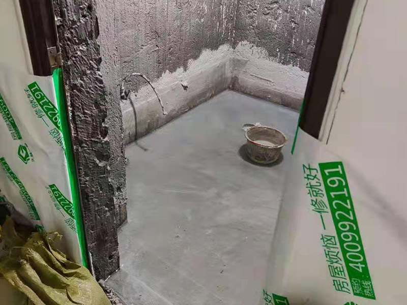 浴室防水成品保護：衛(wèi)生間洗浴時會濺水到鄰近的墻上，如沒有防水層的保護，隔壁墻和對頂角墻易潮濕發(fā)生霉變。所以一定要在鋪墻面瓷磚之前，做好墻面防水，一般防水處理中墻面要做30厘米高的防水處理，但是非承重的輕體墻，就要將整面墻做防水，至少也要做到1.8米高。 在鋪地磚之前，就一定要做好防水工程；在瓷磚鋪設(shè)之后，要保證磚面有一個泄水坡度(一般以1%左右為宜)，坡度朝向地漏，有利于廢水排放。 為了有好的防水效果，防水涂料一定要涂刷三遍，單組分環(huán)保型聚氨酯涂料的干透期在3~4天左右，如果在陰雨天涂刷防水材料，防水
