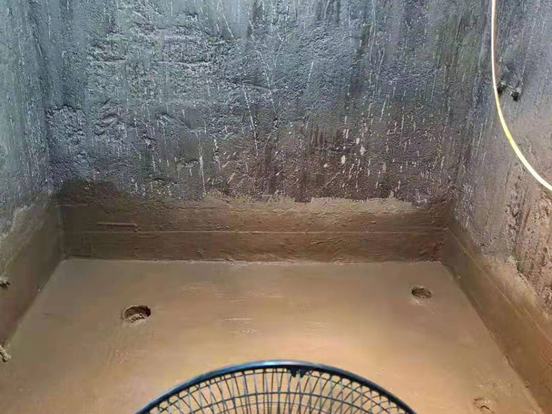 浴室防水成品保護：衛(wèi)生間洗浴時會濺水到鄰近的墻上，如沒有防水層的保護，隔壁墻和對頂角墻易潮濕發(fā)生霉變。所以一定要在鋪墻面瓷磚之前，做好墻面防水，一般防水處理中墻面要做30厘米高的防水處理，但是非承重的輕體墻，就要將整面墻做防水，至少也要做到1.8米高。 在鋪地磚之前，就一定要做好防水工程；在瓷磚鋪設(shè)之后，要保證磚面有一個泄水坡度(一般以1%左右為宜)，坡度朝向地漏，有利于廢水排放。 為了有好的防水效果，防水涂料一定要涂刷三遍，單組分環(huán)保型聚氨酯涂料的干透期在3~4天左右，如果在陰雨天涂刷防水材料，防水