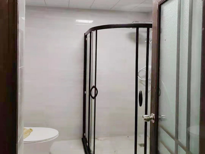 浴室貼磚裝修:把還沒有涂抹水泥的地磚鋪在地上，把它們敲平，然后在地磚上涂滿水泥，鋪在地面，保持四塊磚的對(duì)角位置對(duì)齊。 鋪瓷磚的順序其實(shí)也是有不少講究的，鋪地磚的時(shí)候應(yīng)該從內(nèi)向外貼，遇到坡度或者有地漏的地方，還要注意排水方向找坡；墻面磚的鋪貼應(yīng)該從下向上進(jìn)行。為了最后的鋪貼效果美觀，最底層的瓷磚要最后貼；墻面磚鋪貼結(jié)束以后還要壓地磚。 這里要注意的是，貼瓷磚的時(shí)候不能一面墻貼到頂，否則由于瓷磚較重容易引起脫落。鋪好了地磚盡量不要去踩。 因?yàn)榇纱u本身有許多小孔，吸水能力強(qiáng)，干燥的瓷磚會(huì)吸干水泥的水分.