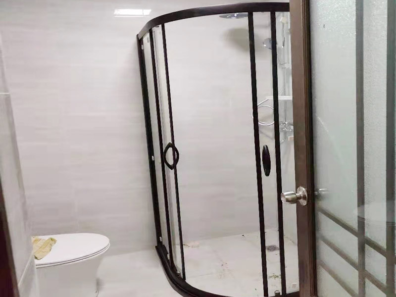 浴室貼磚裝修:把還沒有涂抹水泥的地磚鋪在地上，把它們敲平，然后在地磚上涂滿水泥，鋪在地面，保持四塊磚的對(duì)角位置對(duì)齊。 鋪瓷磚的順序其實(shí)也是有不少講究的，鋪地磚的時(shí)候應(yīng)該從內(nèi)向外貼，遇到坡度或者有地漏的地方，還要注意排水方向找坡；墻面磚的鋪貼應(yīng)該從下向上進(jìn)行。為了最后的鋪貼效果美觀，最底層的瓷磚要最后貼；墻面磚鋪貼結(jié)束以后還要壓地磚。 這里要注意的是，貼瓷磚的時(shí)候不能一面墻貼到頂，否則由于瓷磚較重容易引起脫落。鋪好了地磚盡量不要去踩。 因?yàn)榇纱u本身有許多小孔，吸水能力強(qiáng)，干燥的瓷磚會(huì)吸干水泥的水分.