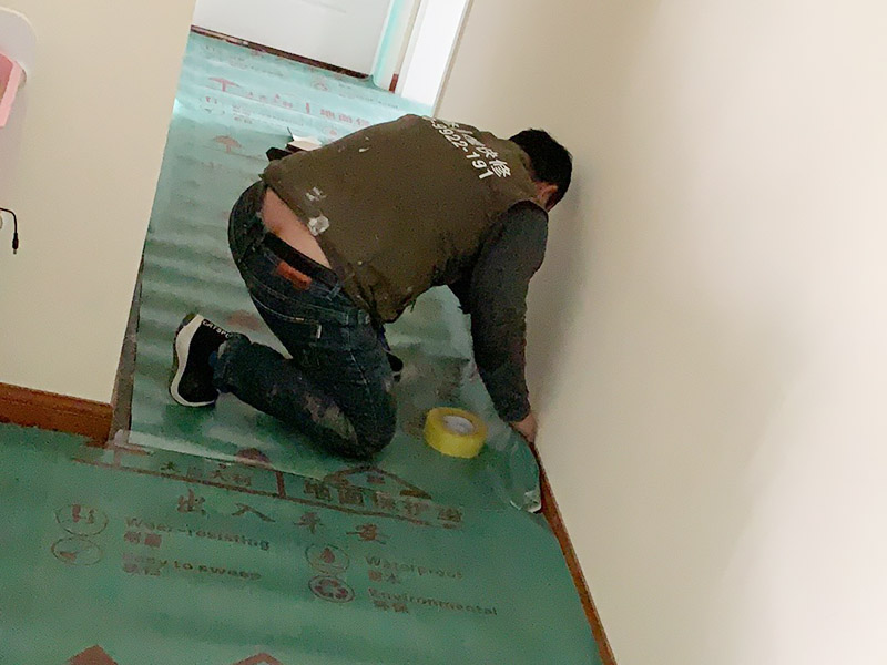 走廊地面成品保護(hù)：成品 保護(hù)的目的 為加快先進(jìn)技術(shù)與現(xiàn)代管理方法和手段在項(xiàng)目的運(yùn)用，努力降低成本，提高工程質(zhì)量，確保全面實(shí)現(xiàn)對(duì)業(yè)主的承諾。施工現(xiàn)場(chǎng)隨著施工進(jìn)行，成品保護(hù)工作顯得尤為重要，做好成品保護(hù)工作，是在施工過(guò)程中要對(duì)已完工分項(xiàng)進(jìn)行保護(hù)，否則一旦造成損壞，將會(huì)增加修復(fù)工作，帶來(lái)工、料浪費(fèi)、工期拖延及經(jīng)濟(jì)損失。因此成品保護(hù)是施工管理重要組織部分，是保證施工生產(chǎn)順利進(jìn)行的主要環(huán)節(jié)。